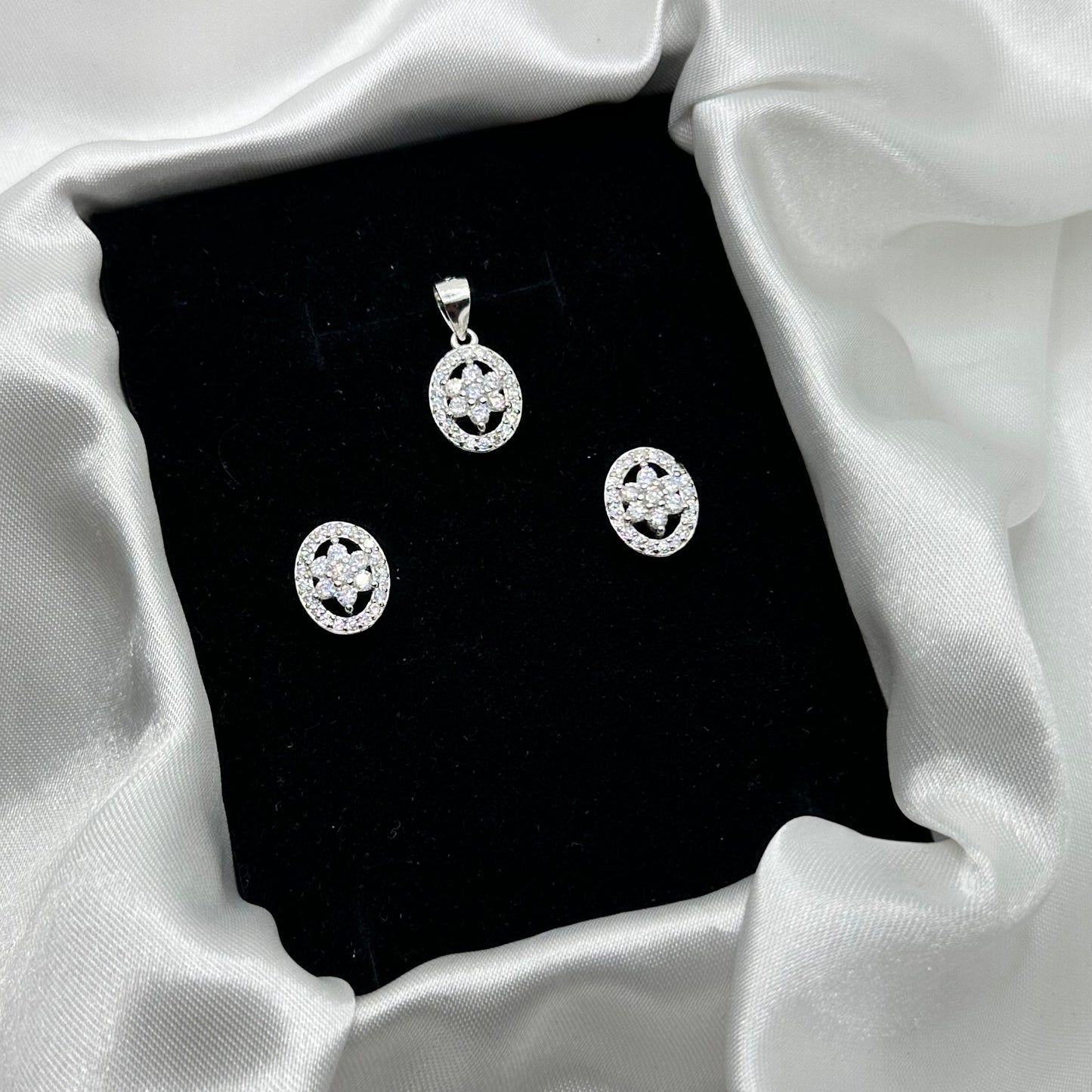 Starred Oval Silver Pendant Set