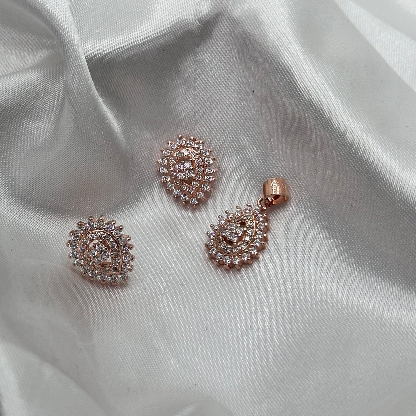 Oval Cluster Halo Rose Gold Pendant Set