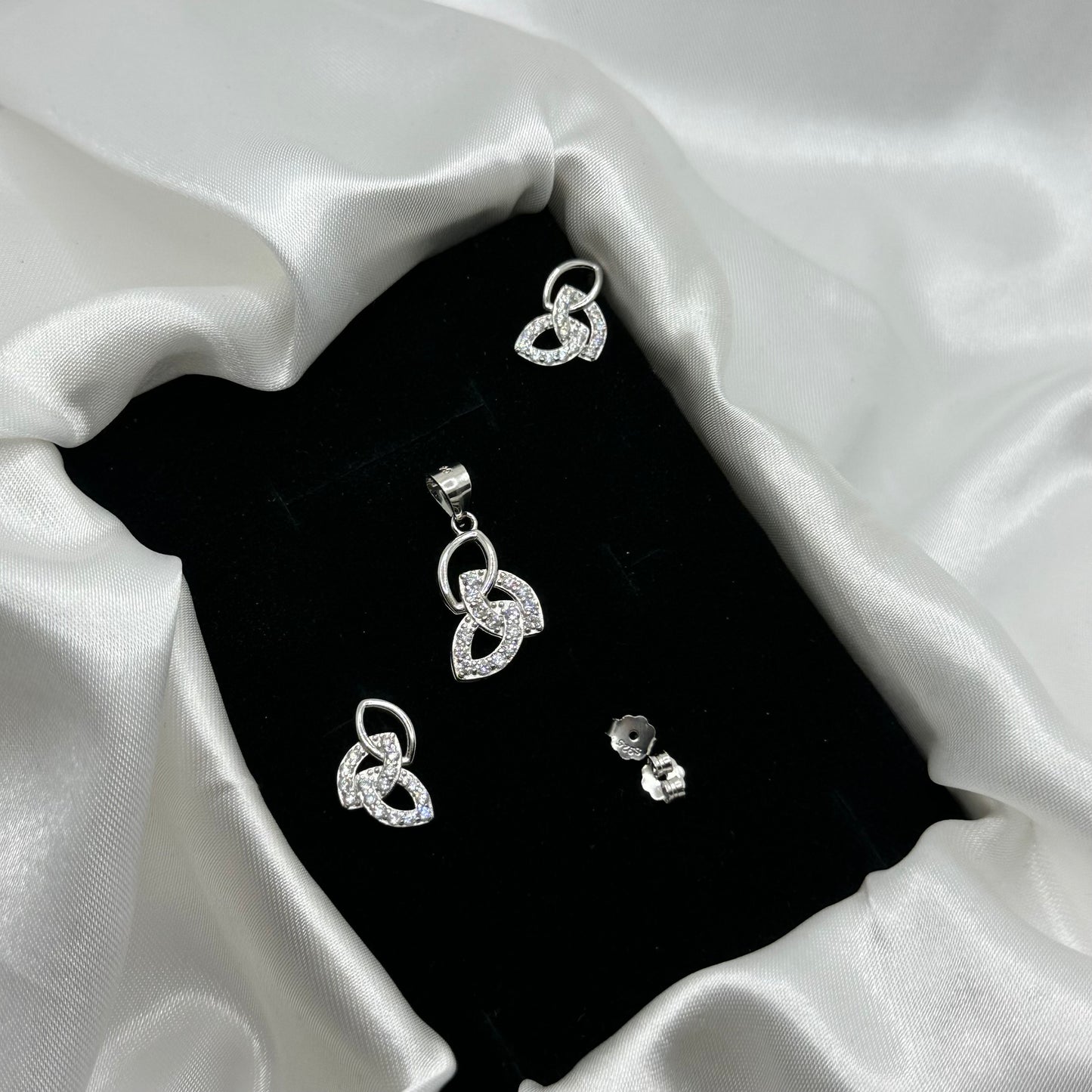 Triquetra Pendant Set